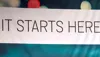  Baner z napisem It starts here