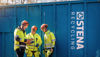 Tre ansatte fra Stena Recycling i verneklær snakker
